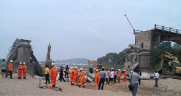 江西廣昌縣河東橋<em>坍塌</em>，推測深槽橋墩沖刷深度超過容許值，導致橋墩埋置深度不足而傾覆