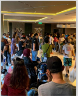 大批有預(yù)定的游客在新加坡五星級(jí)酒店<em>排隊(duì)</em>七個(gè)小時(shí)，<em>卻</em>仍沒(méi)空房可入住