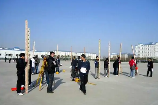 <em>水準(zhǔn)</em><em>測量</em>—用<em>水準(zhǔn)</em>儀和<em>水準(zhǔn)</em><em>尺</em>測定地面上兩點間高差的方法