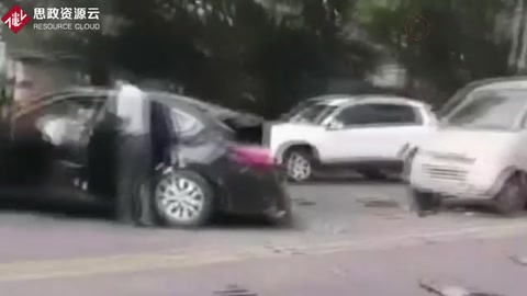 貨車鬧市區制動失效<em>撞車</em> 目擊者拍下車禍現場：看看這慘烈的車禍