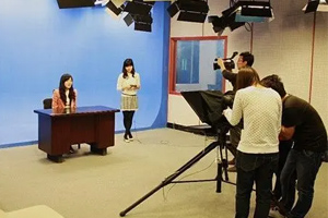 <em>廣播電視</em><em>編導</em><em>專業</em>：《〈微電影<em>創作</em>〉<em>課程</em>教學、育人雙大綱一微電影<em>創作</em>技巧》<em>課程</em><em>思</em><em>政</em>案例