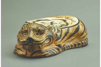 中華傳統(tǒng)文化—金代黃地黑<em>彩</em>雁銜蘆葦紋虎枕
