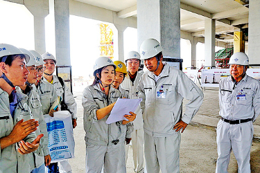 全國勞模、港<em>珠</em>澳大橋外海人工島島上建筑總建筑師馮穎慧：10000+張設(shè)計圖紙托起“海上明珠”